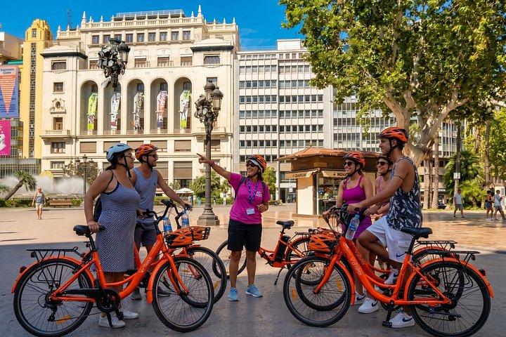 ガイド付き自転車または電動自転車ツアーでバレンシア市のハイライトを巡る