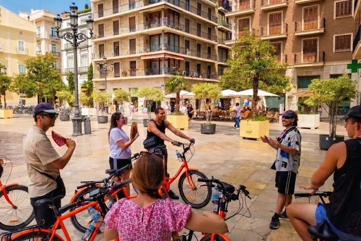 ガイド付き自転車または電動自転車ツアーでバレンシア市のハイライトを巡る