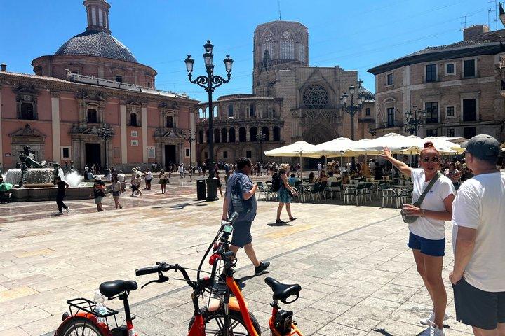 ガイド付き自転車または電動自転車ツアーでバレンシア市のハイライトを巡る