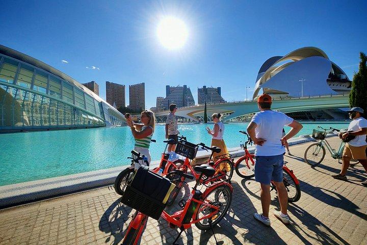 ガイド付き自転車または電動自転車ツアーでバレンシア市のハイライトを巡る