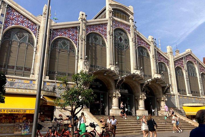 ガイド付き自転車または電動自転車ツアーでバレンシア市のハイライトを巡る