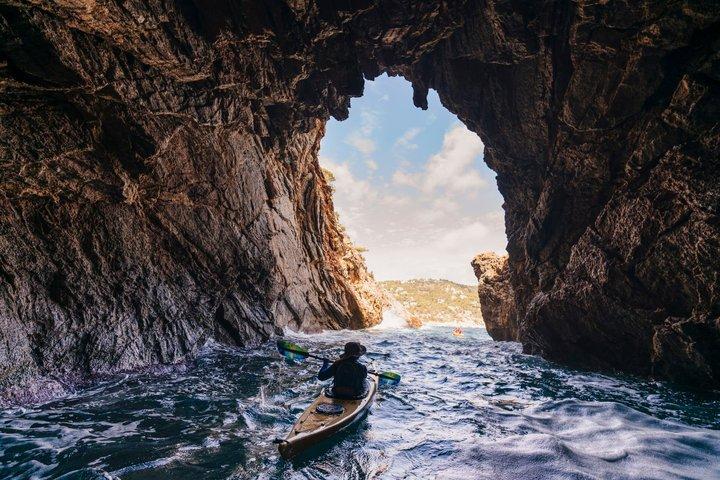 クリスタルウォーターでのカヤック＆シュノーケリング、海の洞窟、スペイン、イビサ島