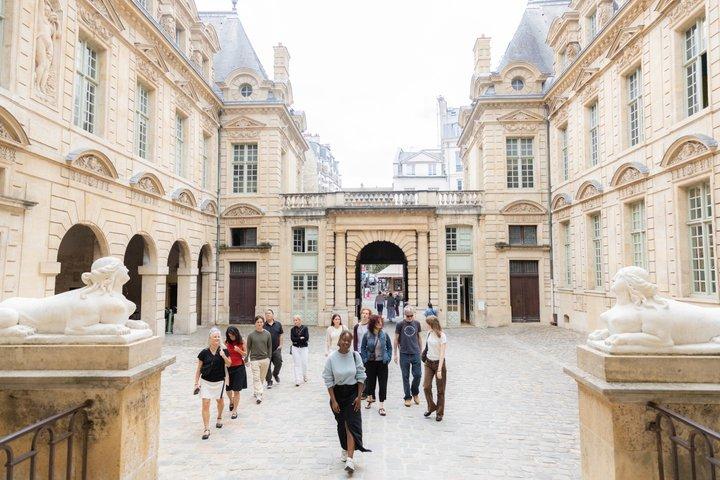 Tour gastronómico por París Le Marais con más de 10 degustaciones, queso, vino y mucho más