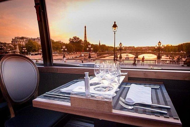 パリの高級グルメ・ダイニングバス体験「Bustronome Paris」