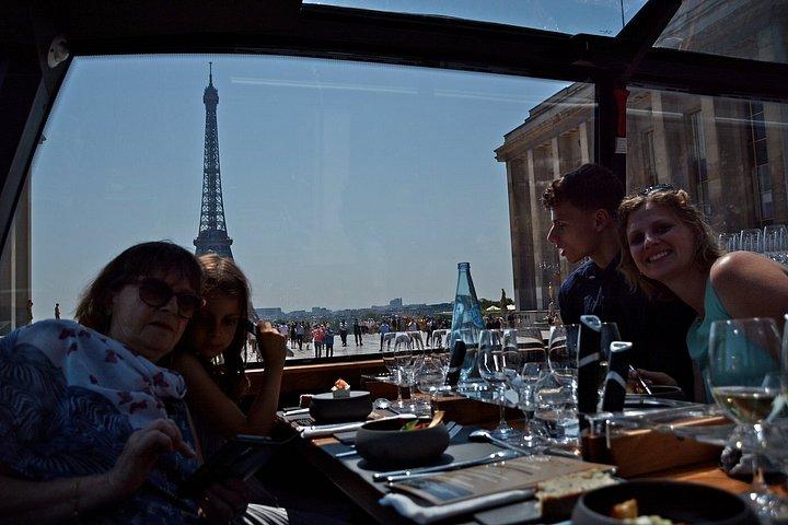 パリの高級グルメ・ダイニングバス体験「Bustronome Paris」