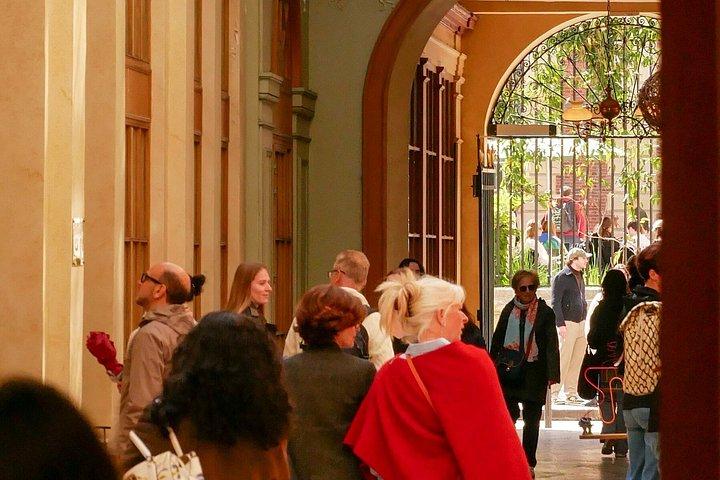 Secret Shopping and Hidden Passages Short Walking Tour