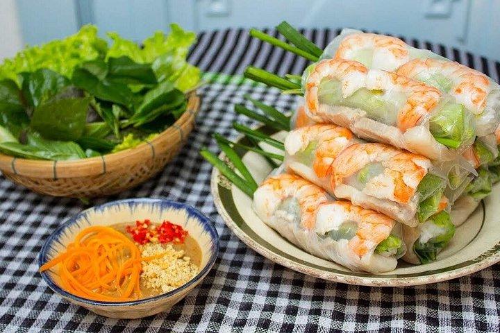 女性スクーターライダーと行く屋台料理試食ツアー＆観光