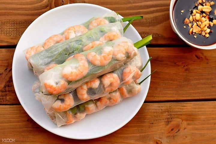 女性スクーターライダーと行く屋台料理試食ツアー＆観光