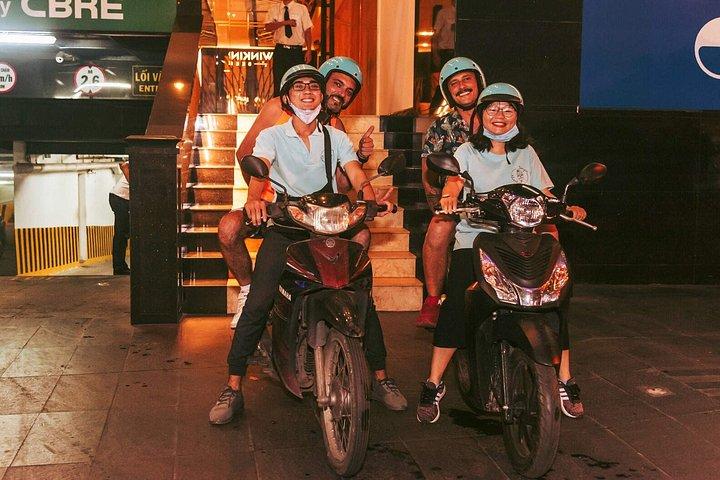 女性スクーターライダーと行く屋台料理試食ツアー＆観光