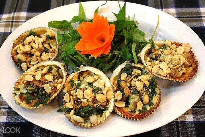 女性スクーターライダーと行く屋台料理試食ツアー＆観光