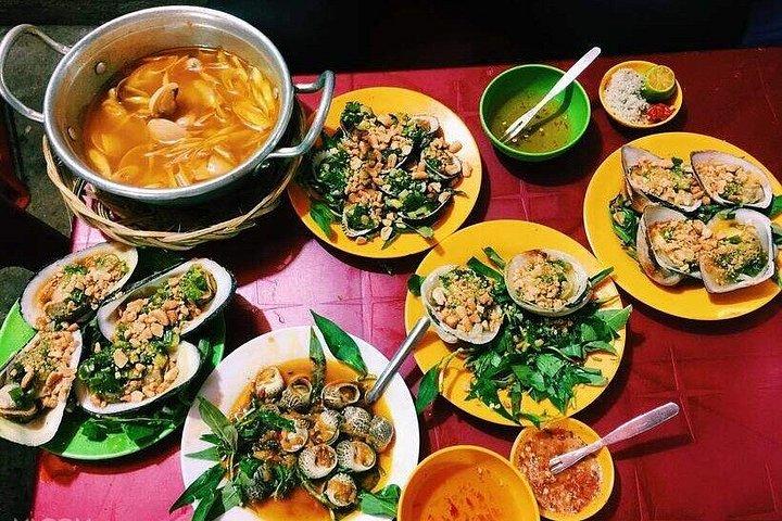 女性スクーターライダーと行く屋台料理試食ツアー＆観光