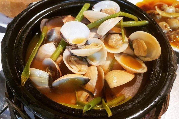 女性スクーターライダーと行く屋台料理試食ツアー＆観光
