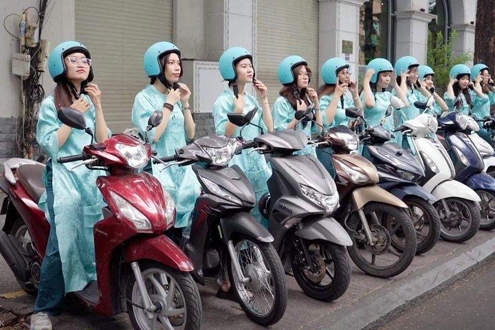 女性スクーターライダーと行く屋台料理試食ツアー＆観光