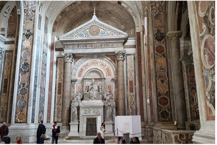 Skip the Line St Peter Basilica Papal Tomb Tomb With Audio Guide