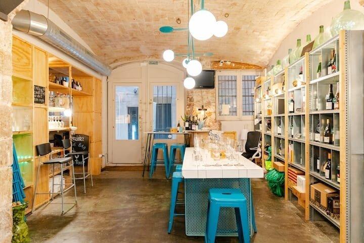 Spanish Wine Tasting 4 Wines, Cava, Cheese & Sommelier in El Born