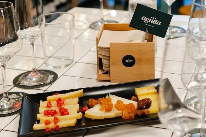 Spanish Wine Tasting 4 Wines, Cava, Cheese & Sommelier in El Born