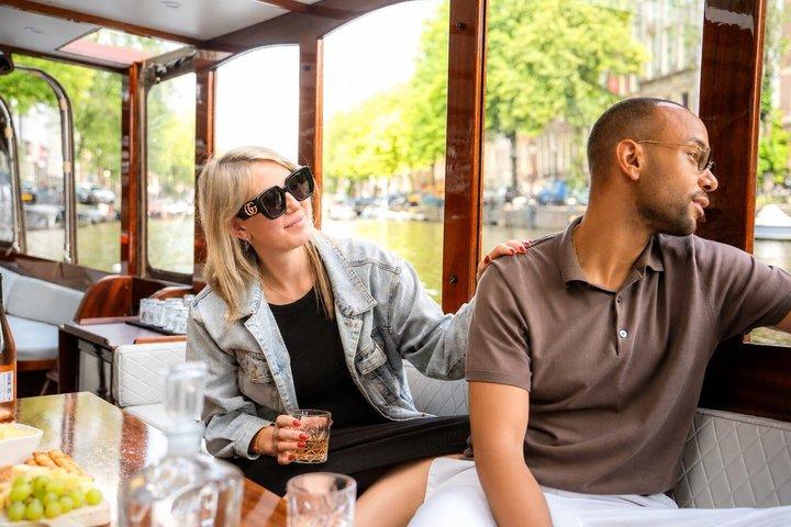 Grachtenrundfahrt in kleiner Gruppe durch Amsterdam inklusive Snacks und Getränken