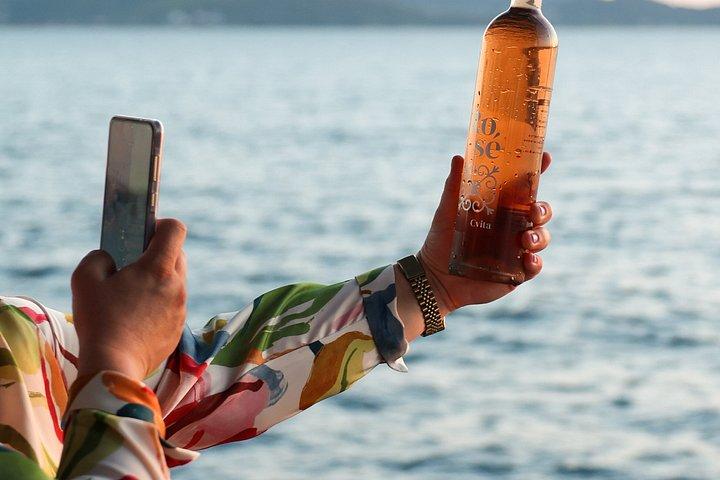 ワインだ 日没。 ボートクルーズ. ザダルワインデッキを体験してください。