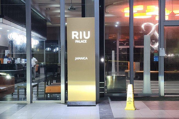 空港ピックアップ,モンテゴベイの任意のリゾートまたはAirbnbへのドロップオフ