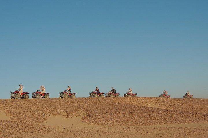 クアッドバイクでのEl Gouna Sunset Safariツアー、ドライキャニオン、Sand Dunes
