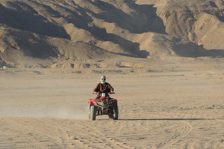 クアッドバイクでのEl Gouna Sunset Safariツアー、ドライキャニオン、Sand Dunes