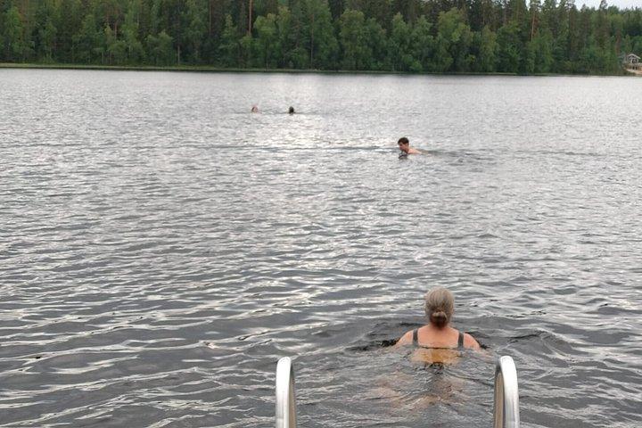 ヘルシンキ近郊の湖畔の家で地元民とサウナ＆ディナー