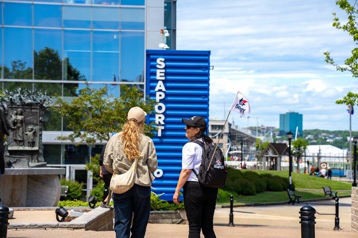 ピア21とタイタニック墓地付きハリファックスウォーターフロントツアー