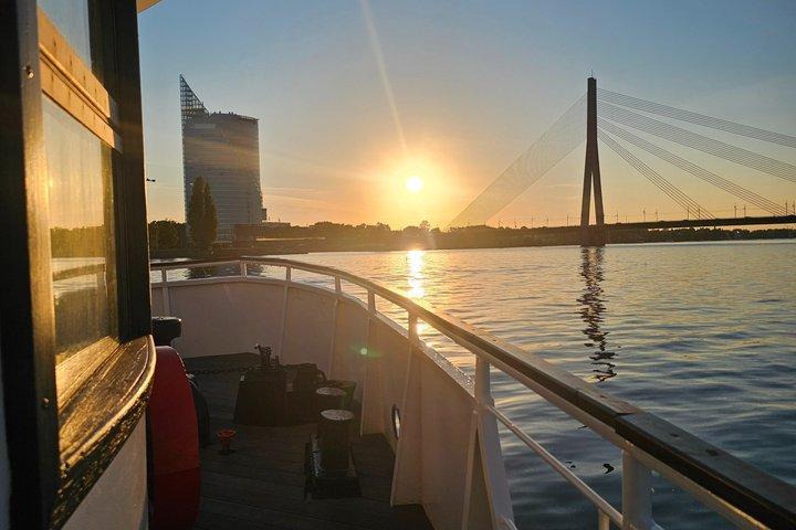 Tour panorámico por el río Riga en barco MISISIPI