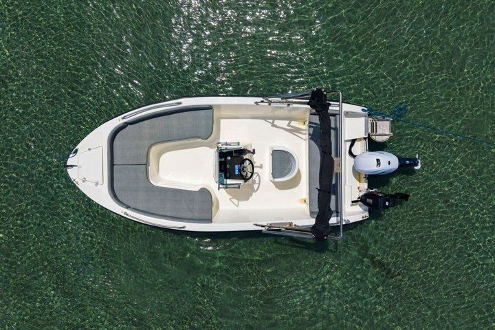 ツィリヴィでのプライベートボート1日レンタル-ライセンス不要