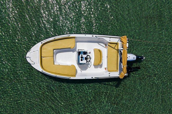 ツィリヴィでのプライベートボート1日レンタル-ライセンス不要