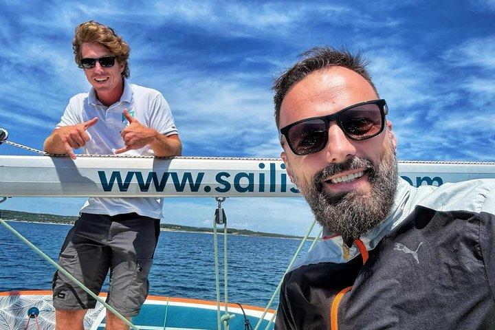 プライベートセーリングツアー： 4時間カスタマイズセイル、シュノーケル、SUP