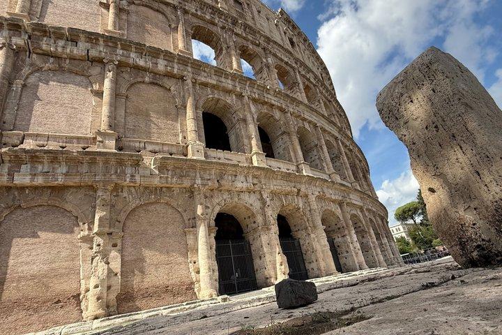 Droomtour: Geschiedenis, Legendes en Geheimen van het Colosseum (semi-privé)