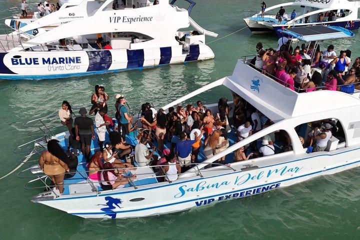 Punta Cana Elite Hip Hop Party On Catamaran With Open Bar Show(プンタ・カナ・エリート・ヒップホップ・パーティー・オン・カタマラン・ウィズ・オープン・バー・ショー)
