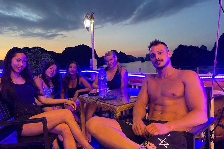 Oasis Bay Party Cruise Halong Bay 2 Tage 1 Nacht ab Hanoi