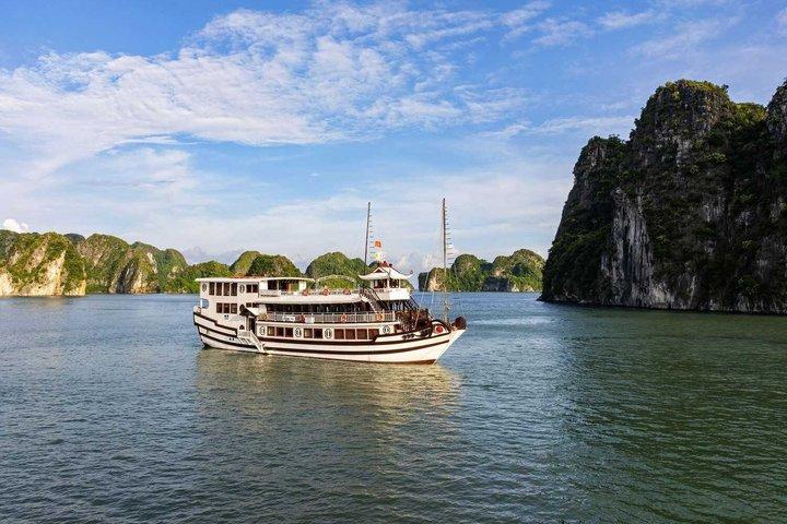 Entdecken Sie Bai Tu Long Bay auf Boutique Cruise 2D1N von Hanoi aus