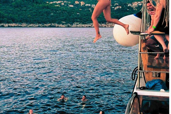 Dubrovnik Sunset Boat Party med grottbad och klubbinträde med DJ