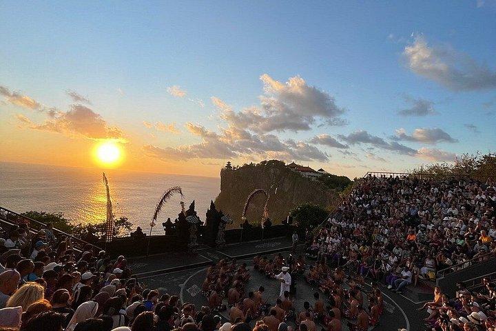 ウルワツ寺院ウォーキングツアーとサンセット・ケチャックダンスショー