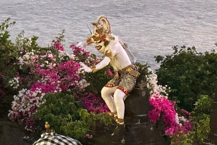 ウルワツ寺院ウォーキングツアーとサンセット・ケチャックダンスショー