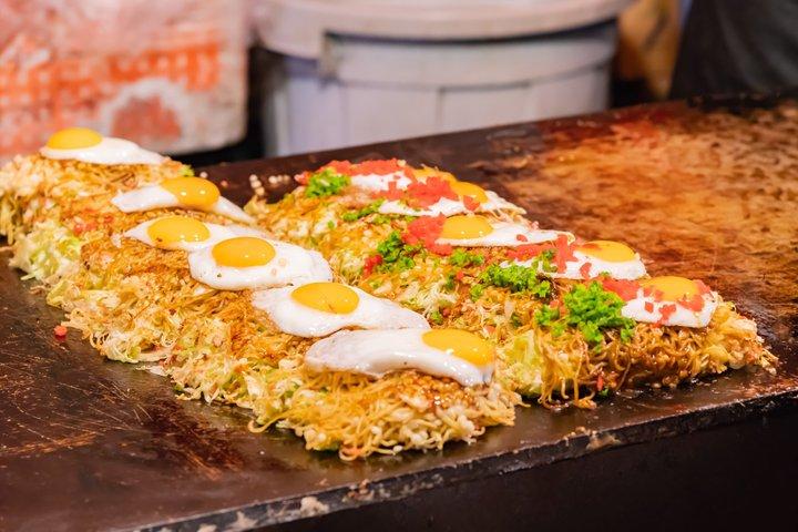 お好み焼きを食べながら広島をサイクリング