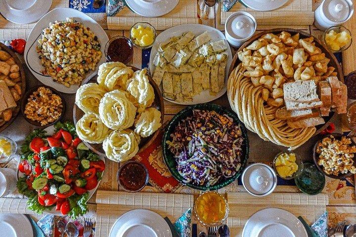 キルギスファミリーディナー： 会って、食べて、話す