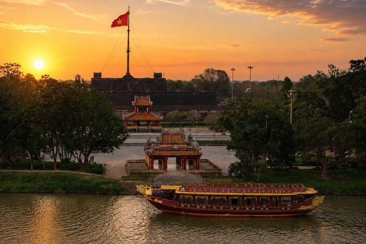 Hue: Fine Dining Experience on Perfume River pela Hueritage Cruise