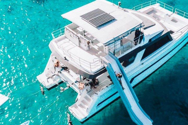 Phi Phi Maya en Maithon door Indigo Luxe Catamaran in Phuket