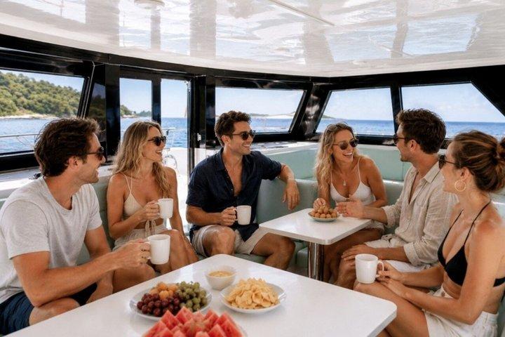 Phi Phi Maya en Maithon door Indigo Luxe Catamaran in Phuket
