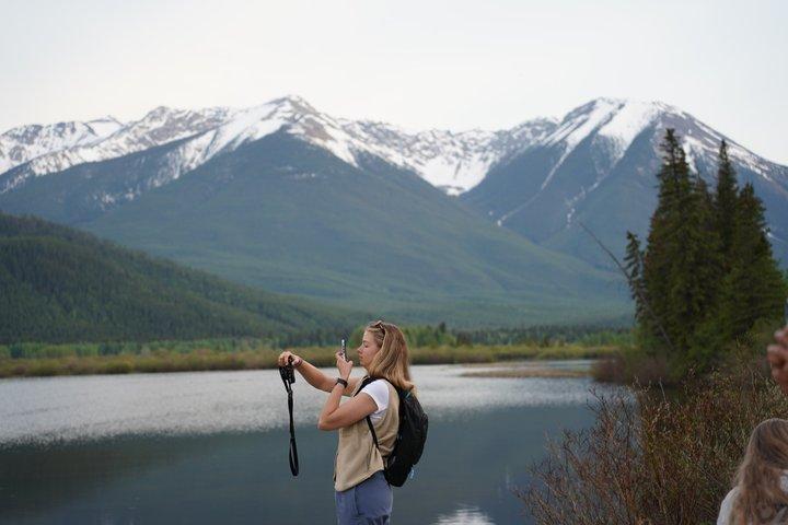 Paseo guiado al atardecer en los lagos Minnewanka y Vermilion