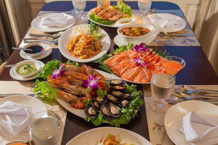 Chao Phraya Dinner Cruise: Buffet, underholdning og seværdigheder