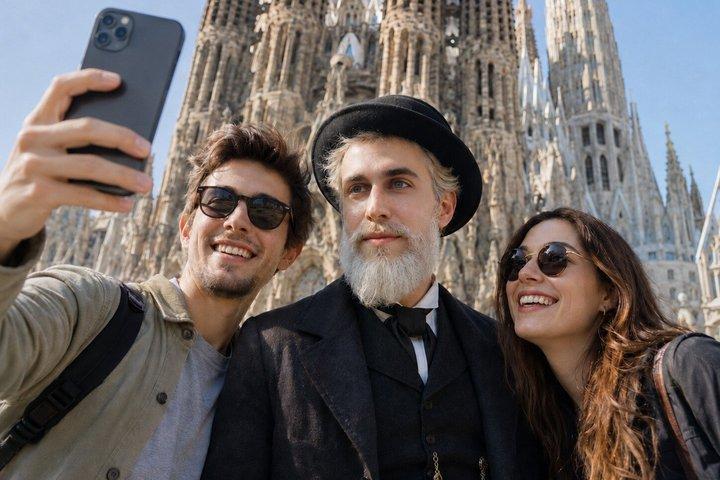 La visite théâtrale de Gaudí de l'extérieur de la Sagrada Familia