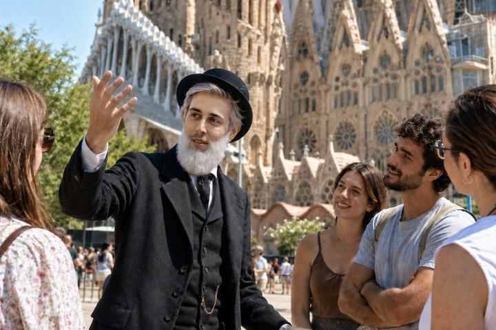 La visite théâtrale de Gaudí de l'extérieur de la Sagrada Familia