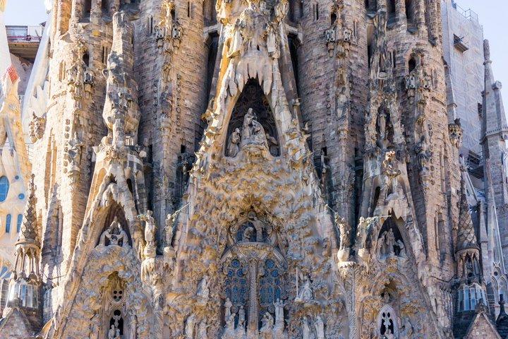 La visite théâtrale de Gaudí de l'extérieur de la Sagrada Familia