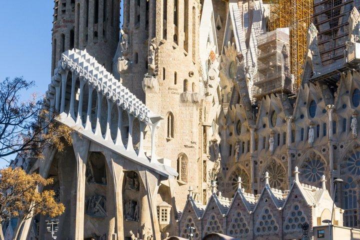 La visite théâtrale de Gaudí de l'extérieur de la Sagrada Familia