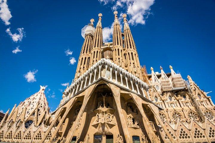 La visite théâtrale de Gaudí de l'extérieur de la Sagrada Familia
